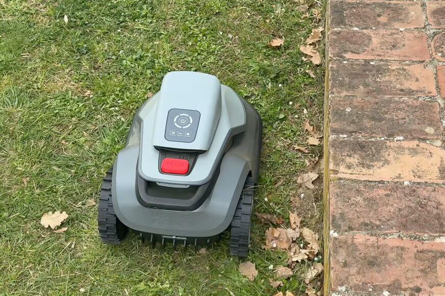 TerraMow V1000 an einer Rasenkante mit sichtbarem ungemähten Reststreifen